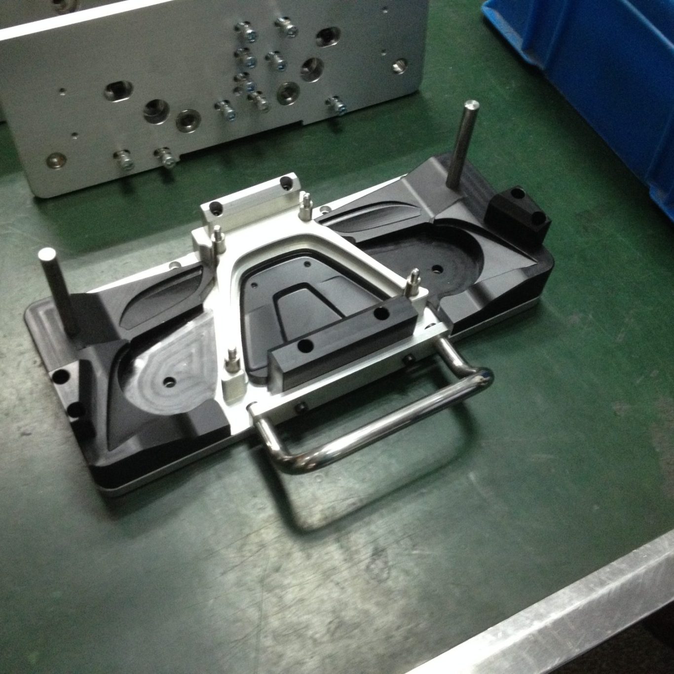 Pièces mécaniques assemblées en Europe par éléments vissés